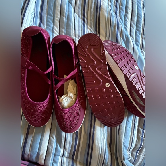 Women's Burgundy Slip-On Shoes
Adjustable Velcro
NWT-Super Comfortable - Picture 3 of 8